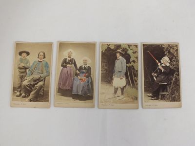 Quatre photographies anciennes représentant des personnes en costumes d'époque sont exposées