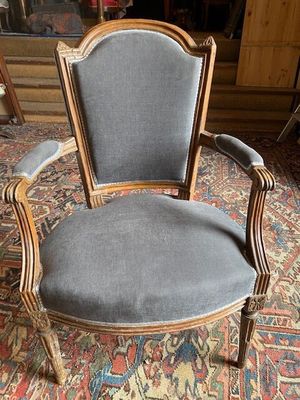 an image of a chair in a room with a rug