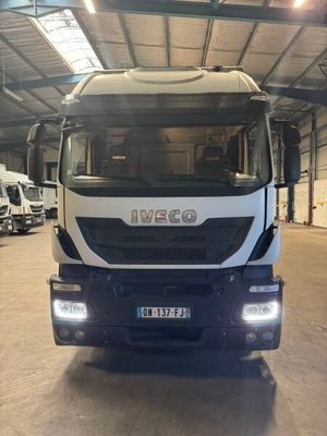 un gros camion garé dans un garage
