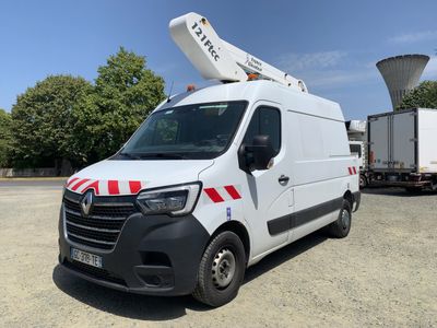 une camionnette blanche garée sur un parking, avec une grue sur le toit