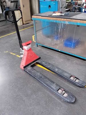 un cariste assis par terre dans un garage