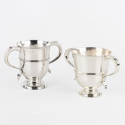 paire de tasses plaquées argent, munies d'une anse de chaque côté