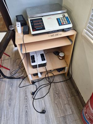 un petit bureau sur lequel se trouvent un clavier et un téléphone