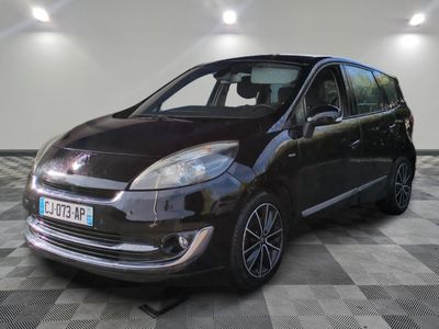 la photo d'une petite voiture noire garée dans un garage