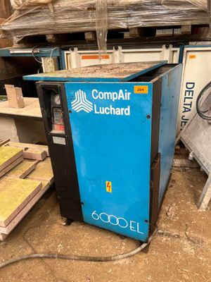 une machine bleue posée sur le sol