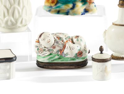 de nombreux vases de toutes sortes exposés sur une étagère