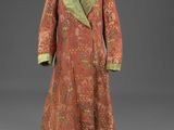 un manteau orange et vert avec un col vert sur un mannequin