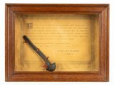photo encadrée représentant une pipe et une lettre, dans un cadre en bois