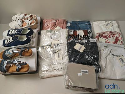 de nombreuses paires de chaussures posées sur une table