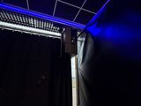 une lumière bleue allumée dans une pièce