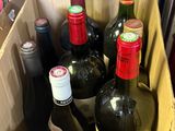 plusieurs bouteilles de vin dans un panier posé sur le comptoir