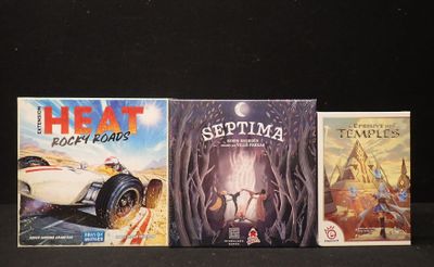trois livres posés sur une table