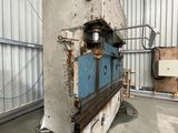 une photo d'une grande machine dans un bâtiment
