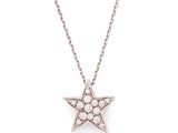 un pendentif en forme d'étoile en diamant, suspendu à une chaîne, sur fond blanc