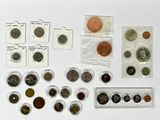 de nombreux types de pièces de monnaie et de petits récipients en plastique