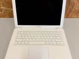 un ordinateur portable MacBook Air d'Apple posé sur une table