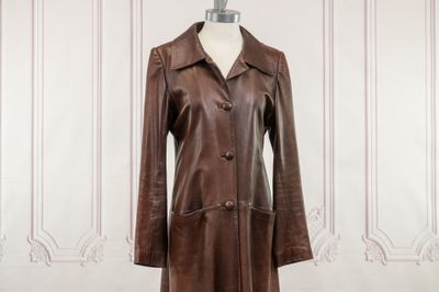 manteau en cuir marron sur un mannequin, un mannequin, un mannequin, un mannequin, un mannequin, un mannequin, un mannequin, un mannequin, un mannequin
