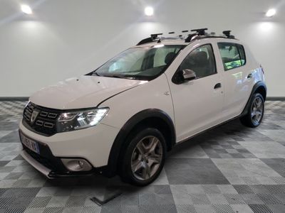 la dacia blanche est garée sur un carrelage à carreaux
