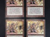 quatre cartes de ce jeu de cartes, sur lesquelles figure un démon d'un côté et un autre démon de l'autre