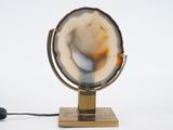 une lampe posée sur un pied sur lequel repose une bille