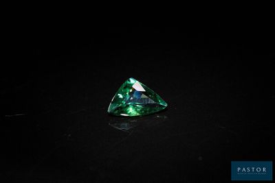 des tourmalines vertes sur fond noir