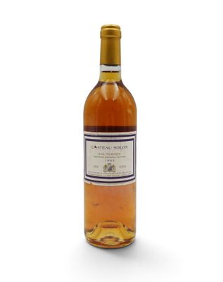 une bouteille de vin posée sur une surface blanche