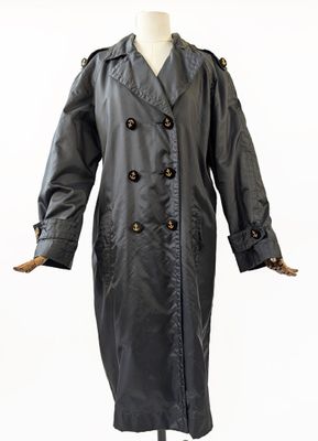 un trench-coat sur une tête de mannequin