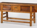 une vieille table en bois sur laquelle se trouvent deux tiroirs