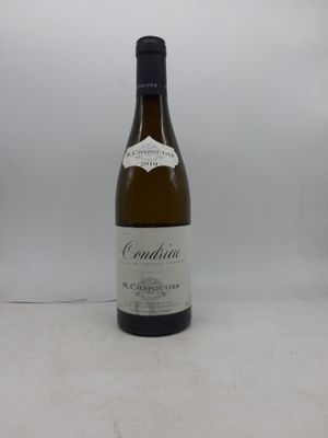 la bouteille de vin blanc est posée sur la table