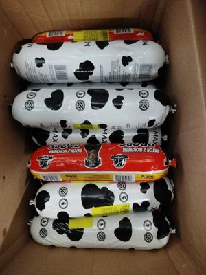 une boîte en carton remplie de toutes sortes d'aliments