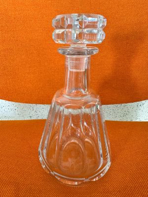 une bouteille en verre transparent surmontée d'un bouchon en verre