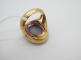 une image représentant une bague en or sertie d'une pierre noire