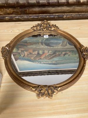 un miroir posé sur une table, dans lequel on voit un tableau