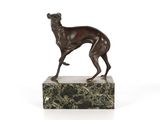 sculpture en bronze représentant un lévrier, posée sur un socle en marbre