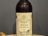 une bouteille de vin posée sur une table en bois