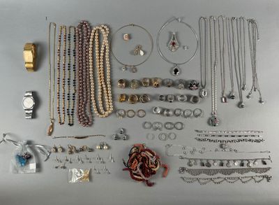 plusieurs types de colliers et de bracelets différents disposés sur une table