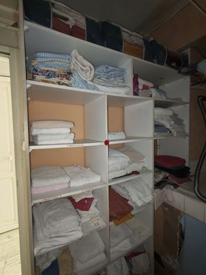 un placard rempli de nombreuses serviettes et couvertures pliées