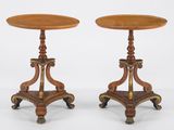 paire de tables d'appoint anciennes sur roulettes, avec un plateau en bois