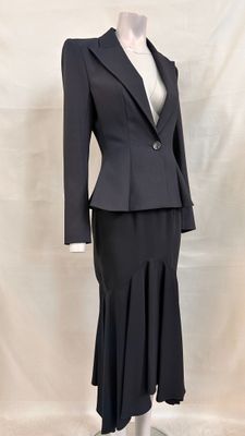 une image d'un tailleur et d'une jupe de femme sur un mannequin