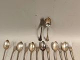 beaucoup de cuillères en argent et de cuillères à soupe sur la table