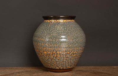 un vase posé sur une table en bois