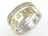 gros plan d'une bague avec des diamants sur fond blanc