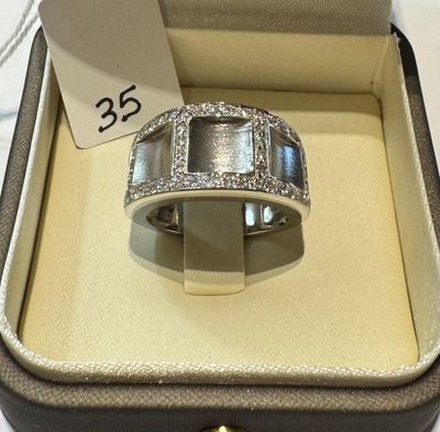 Bague Jonc en or gris, rehaussée de 5 motifs carrés, entoura…