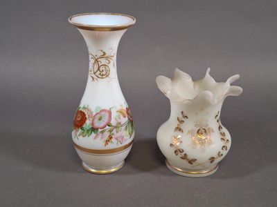 deux vases posés l'un à côté de l'autre sur une table