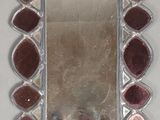 un miroir accroché au mur