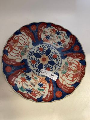 une assiette ornée d'un motif représentant des fleurs et des oiseaux