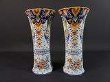 deux vases posés sur une table