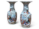 paire de vases chinois ornés de motifs orientaux sur fond blanc
