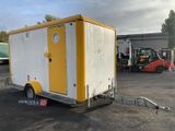 une photo d'une remorque jaune et blanche dans un parking