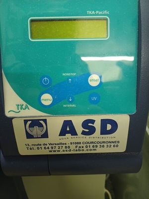 une image d'un parcmètre muni d'un écran numérique